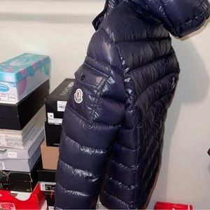 Navy blue down-filled quilted nylon laqué Moncler coat.